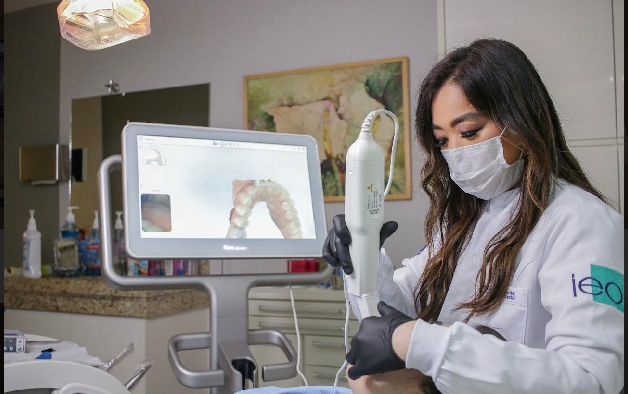 Dra. Márcia realizando escaneamento digital com o escâner iTero